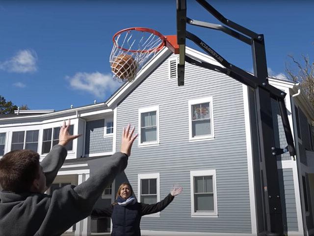 Latham Student 和 Staff play basketball.